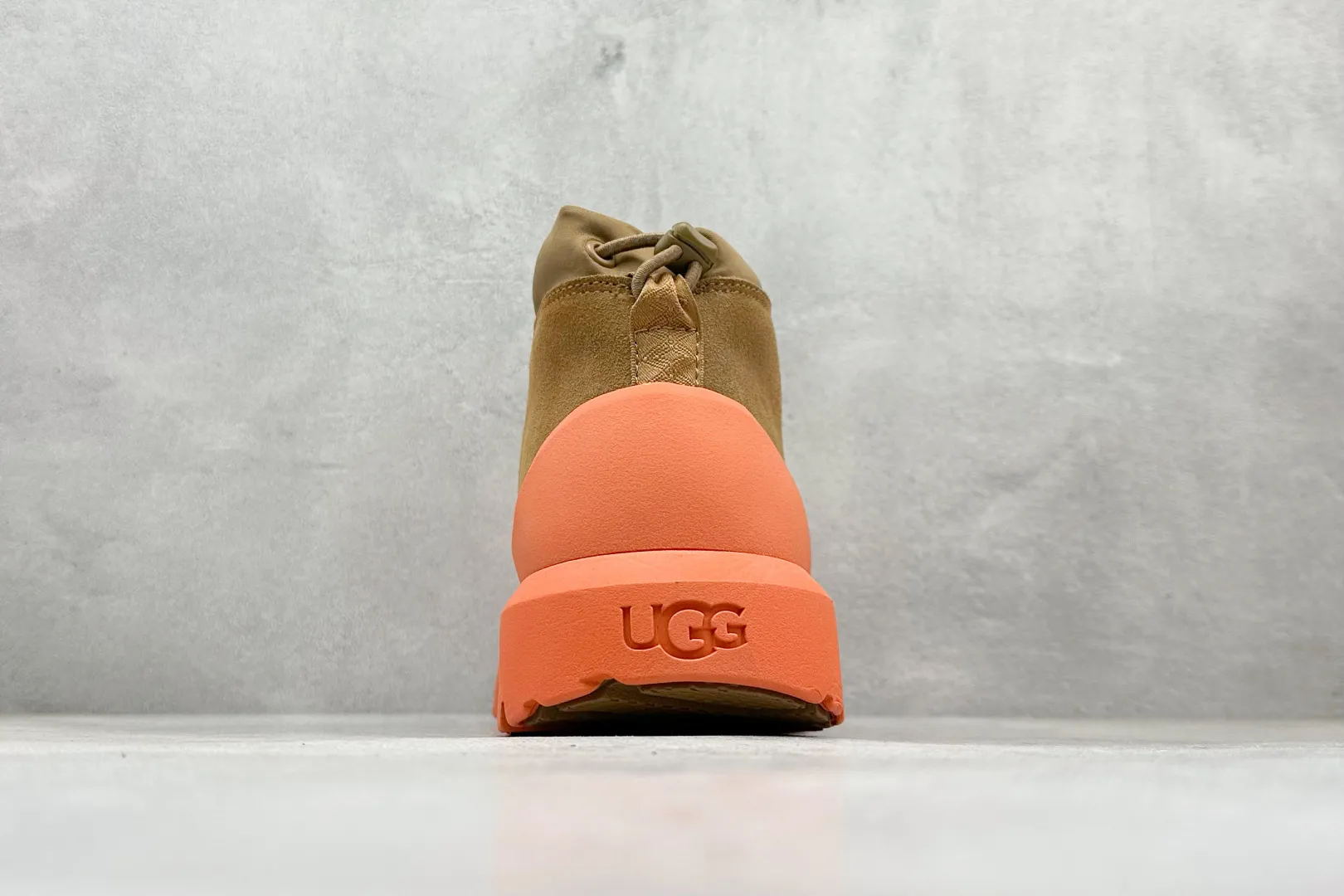 🐲💰 560 Support store UGG sheepskin integrated snow boots Autumn and winter classic outdoor Tasman snow boots Official synchronized packaging Inspection standard The material is made of original anti-fouling and waterproof leather Sheepskin integrated non-slip and wear-resistant light wing outsole Full of warmth performance, must be a good product in cold seasons Item number: 1143991 Size: 35-45